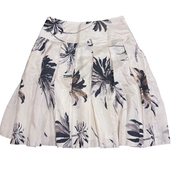 White House Black Market Dresses & Skirts - White House Black Market Silk‎ Pleated Tropical Leaf Print Mini Skirt Cream Sz 0
